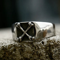 CROSSBONE SIGNET STAINLESS STEEL RING